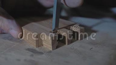 特写，<strong>木工用</strong>凿子在木部上做燕尾，在工作台上.. 木匠加工橡木毛坯。 4k. 4k